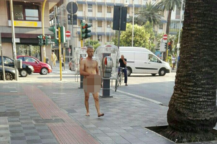 Bari - Shock in Piazza Moro: Uomo in giro nudo |FOTO