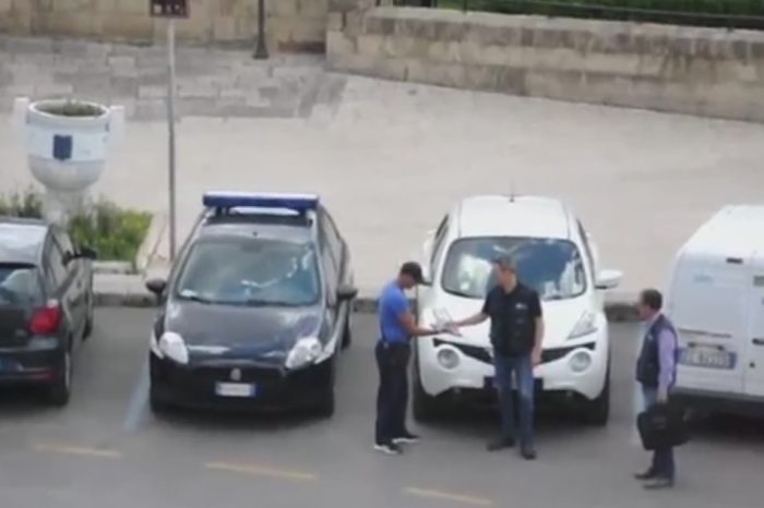 Taranto – Città sotto scacco dai parcheggiatori abusivi. Sotto il Comune il regno della illegalità | VIDEO
