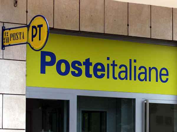 Lecce - Rapina con bottino all' ufficio postale: minacciate le due impiegate