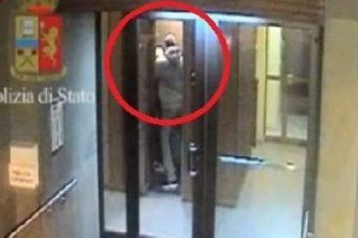 Taranto - Entra in ascensore con l'anziana donna e poi brutalmente mette a segno la rapina