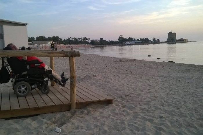 Lecce- Spiagge e disabilità. Quando il mare, da una sedia a rotelle, si può solo guardare. La storia di Vito: