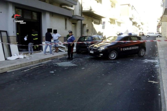 Taranto - Piazzano una bomba in un locale: l'esplosione spaventa i residenti di via Oberdan