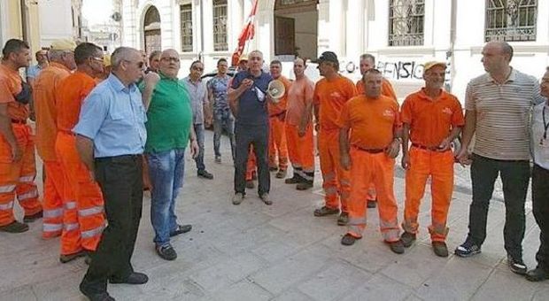 Brindisi- I lavoratori Santa Teresa bloccano l'ingresso della Provincia.