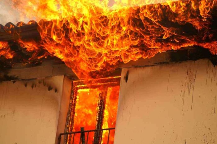 Lecce- Tre persone intrappolate in una casa in fiamme, interviene la polizia