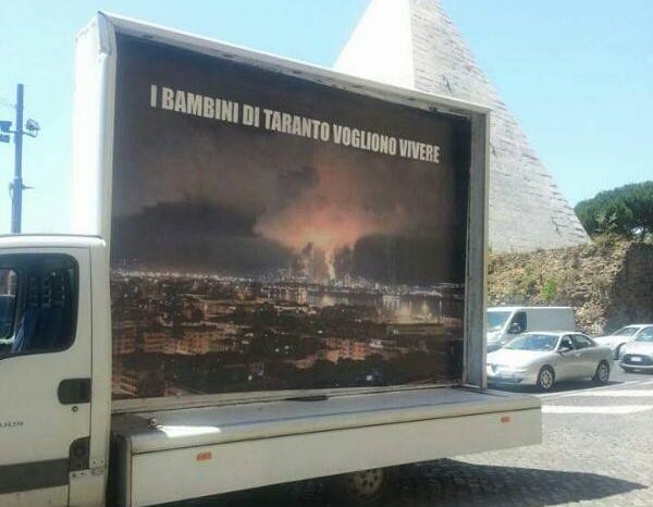 Taranto - Arriva a Roma la denuncia dei "Genitori Tarantini" con due maxi cartelloni