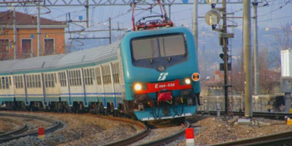 Flash Bari- Tragedia sui binari. Scontro tra due treni. Numerosi feriti e quattro morti.
