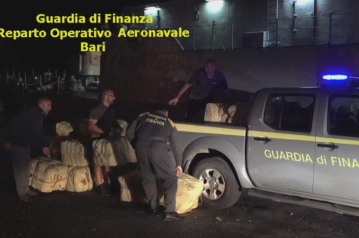 La Guardia di Finanza ferma in pieno Adriatico un’ imbarcazione con oltre 4 quintali di marijuana. Arrestati due scafisti brindisini | VIDEO