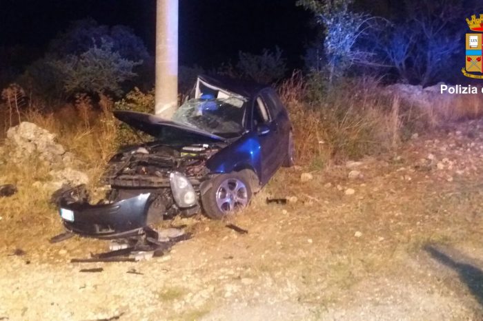Taranto - Violento incidente stradale nella notte. Un'auto finisce contro un palo in cemento.