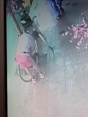 Taranto – Rubano la bici mentre lavora e lei pubblica il video del furto | VIDEO