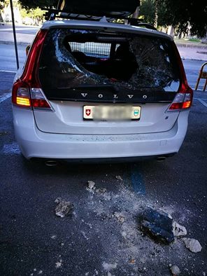 Taranto – Rompono l’auto ad un turista. I tarantini: “Gesto che non ci appartiene. Raccoglieremo i soldi e ripareremo il danno”