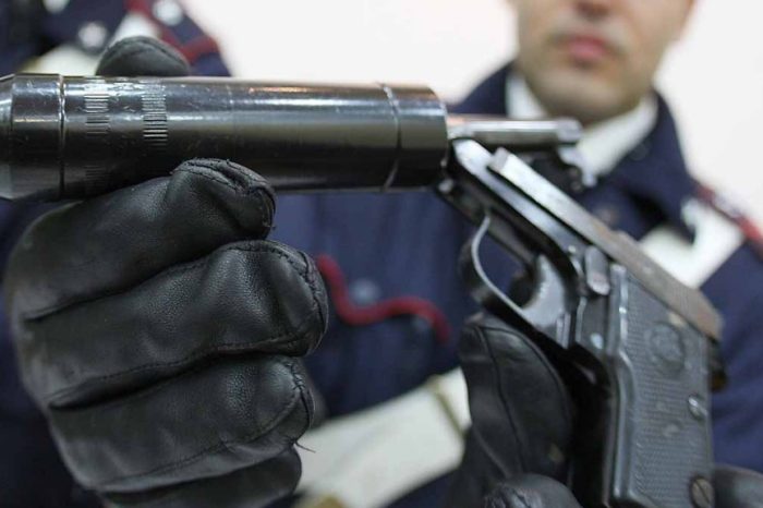 Bari - Custodiva potente arma da fuoco: 34enne in manette. Si indaga sulla pistola