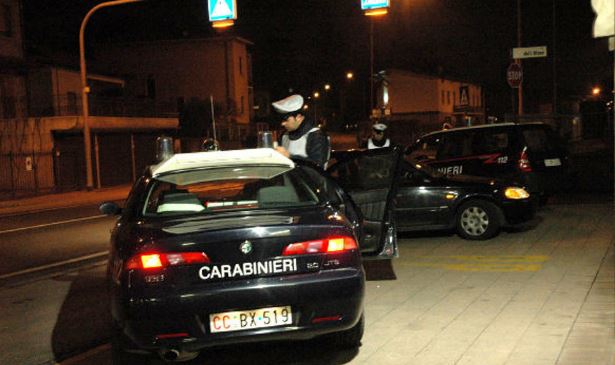 Taranto - Sentono le urla e chiamano i Carabinieri: la trovano in lacrime sul pianerottolo.