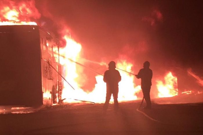 Brindisi- Violento incendio in una stazione di servizio. Cinque autobus distrutti.