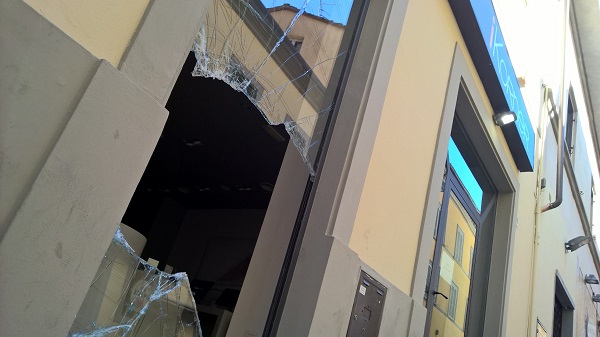 Bari - Notte brava in provincia: danneggiavano vetri di abitazioni e auto. Arrestati due uomini