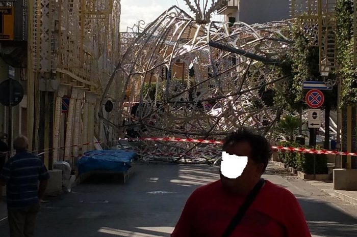 FLASH Taranto – Crollo delle luminarie per la festa patronale a Palagiano. Tragedia sfiorata | FOTO E VIDEO
