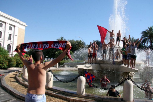 Taranto - I Tifosi rossoblu' potranno festeggiare in Piazza Ebalia: il Comune riaccende la fontana.