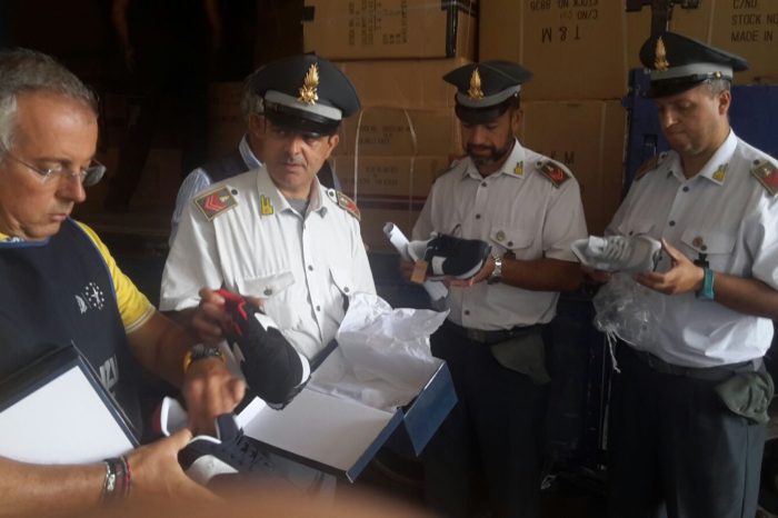 Brindisi- Guardia di Finanza e Agenzia delle Dogane sequestrano nel porto 8.832 paia di scarpe contraffatte.