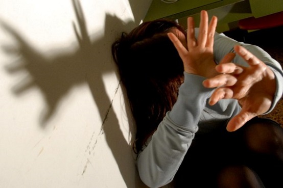 Bari - Ennesimo caso di violenza domestica, agenti salvano la vita ad una donna