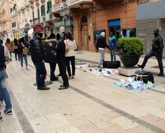 Taranto - Commerciante minacciato dagli extracomunitari : "Se richiami i Vigili ti tagliamo la gola"