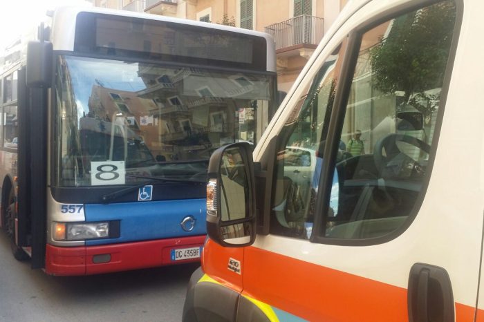 Taranto - Auto contro bus in via Emilia. Una donna finisce in ospedale.