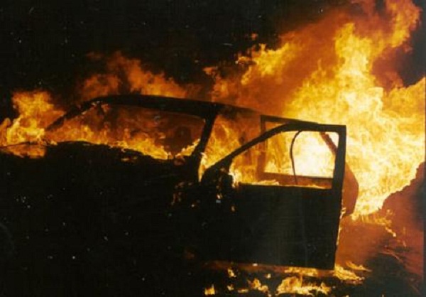 Brindisi- Fiamme nella notte, tre auto distrutte dal fuoco al quartiere Sant’Angelo