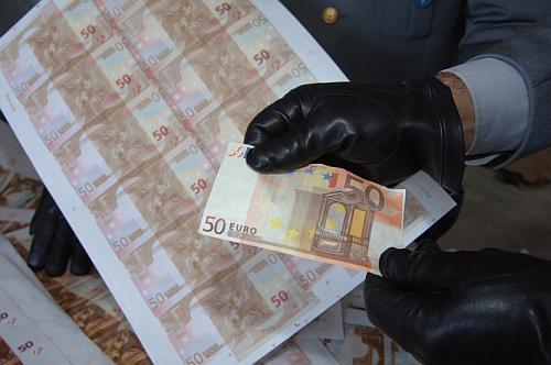 Bari - Banconote false messe in circolo: un arresto