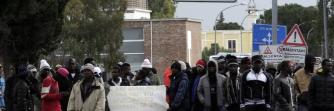 Foggia- Violenta lite al Cara di Manfredonia: accoltellato un camerunense