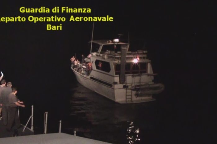Lecce - 84 migranti tra cui tanti bimbi piccoli a bordo dell’imbarcazione intercettata a largo di Porto Badisco, arrestati i tre scafisti | VIDEO