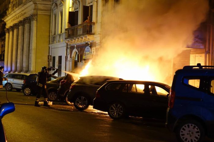Taranto - Incendio nella notte in via Regina Elena: due auto distrutte.
