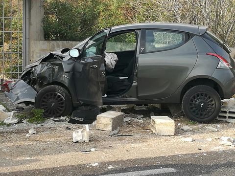 Lecce- Impatto letale tra autro e Apecar. Un morto e due feriti.