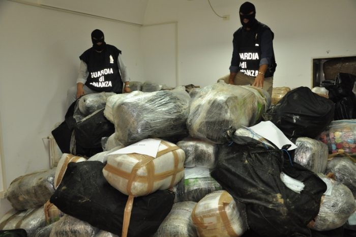 Lecce- Maxi sequestro di 3,8 tonnellate di marijuana per un valore di 30 milioni di euro. 11 arresti.
