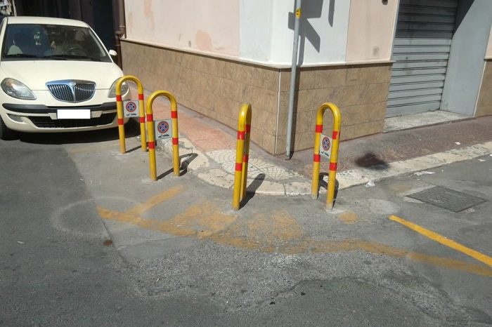 Taranto – “Paletti o scivolo?” e la foto fa il giro del web con tanto di critiche all’Amministrazione.