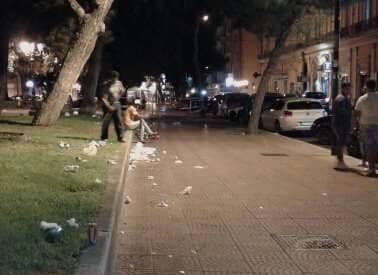 Taranto – Con scopa e paletta a raccogliere piatti e tovagliolini dei clienti incivili. La foto diventa virale.