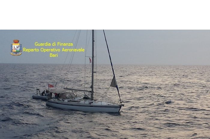 Lecce- Su una barca a vela con 50 migranti. Arrestati presunti scafisti.