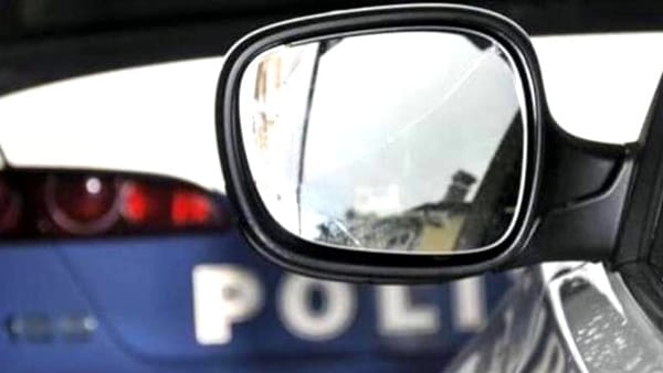 Taranto - Era intento a mettere a segno la truffa dello specchietto ma passa la Polizia e gli va male.