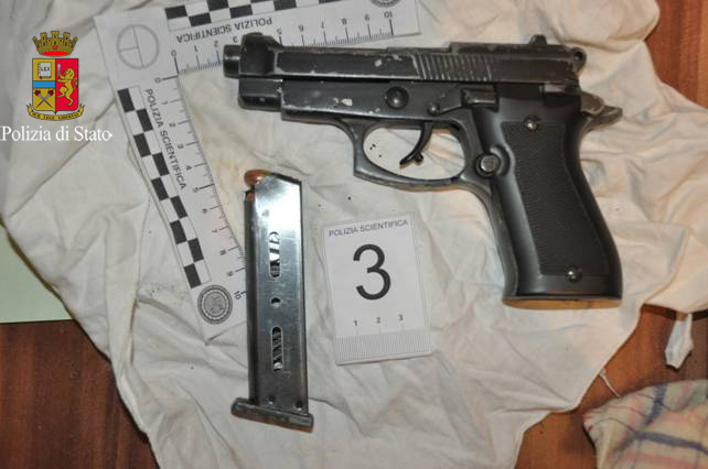 Bari - Pistola pronta a sparare nascosta in casa, arrestata cinquantenne