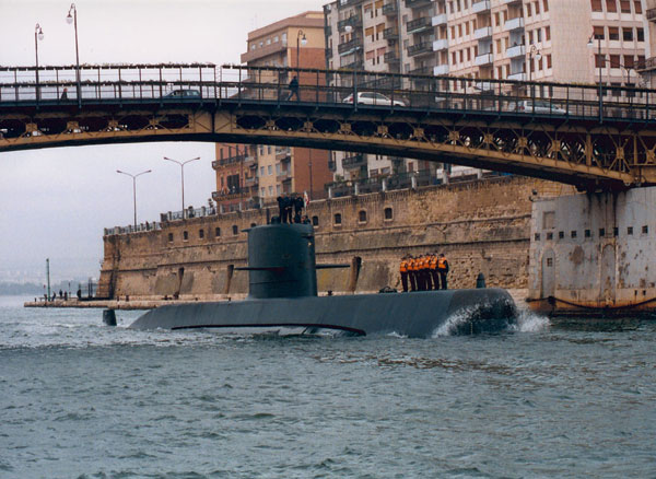 Taranto - Tragedia a bordo di un sommergibile della Marina Militare, muore un 29enne.