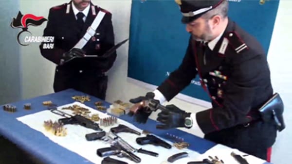 Bari - I Carabinieri sequestrano armi e droga in casa di un incensurato