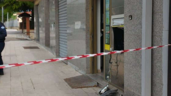 Foggia- Ancora vandalismo nelle notti foggiane: bomba ad un bancomat del centro.