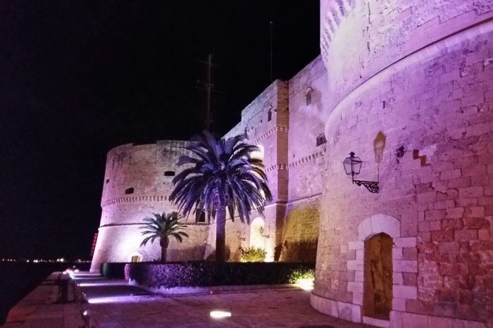 Taranto - Il Castello Aragonese si illumina di rosa.