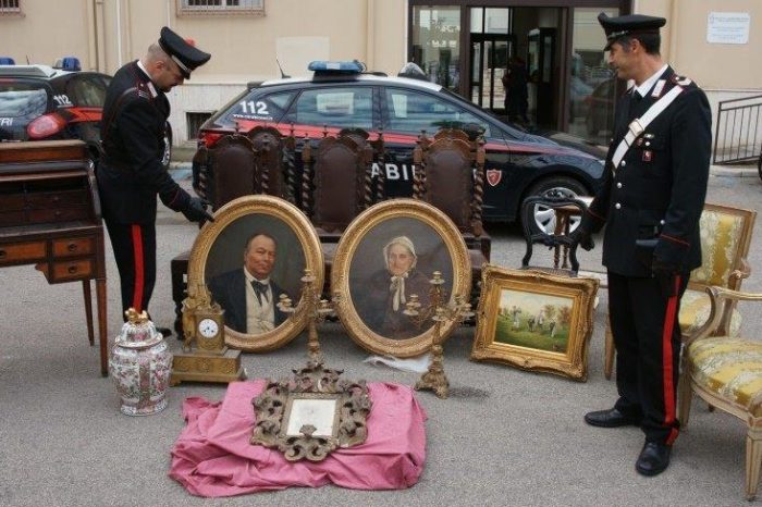 Taranto - I Carabinieri ritrovano pezzi d'antiquariato rubati dal Palazzo Artenisio - Carducci