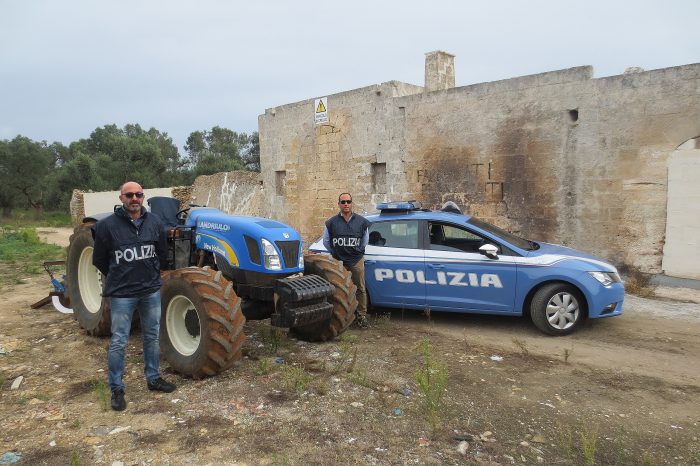 Brindisi - "Se rivuoi il trattore dammi 3mila euro", la Polizia segue la vittima e arresta un 55enne. | FOTO E NOME