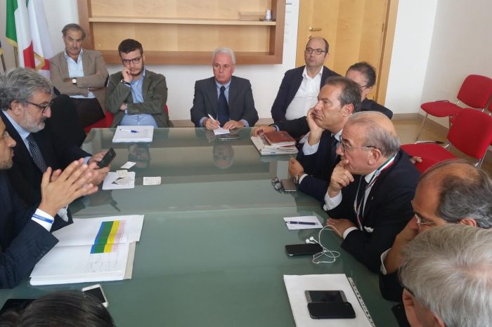 Bari - Incontro tra il Governatore Emiliano, i rappresentatati di Anci Puglia e i Sindaci sul Piano di Riordino Ospedaliero