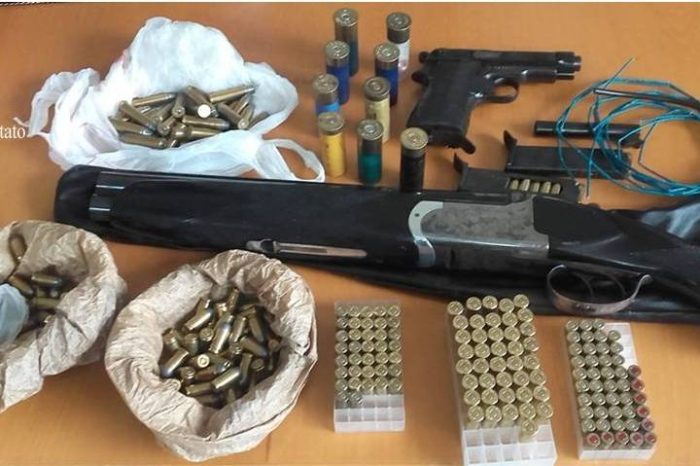Taranto - Irrompono in casa e trovano armi, munizioni e giubbotti antiproiettile, arrestato | NOME