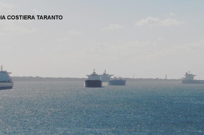 Taranto - Vento molto forte in rada, la Guardia Costiera scongiura una collisione tra navi