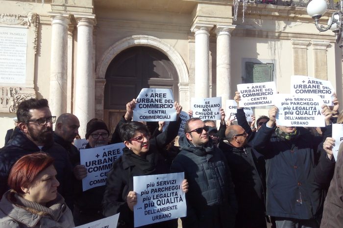 Taranto - Protesta dei commercianti sotto Palazzo di Città: «Più aree urbane del commercio, meno centri commerciali»