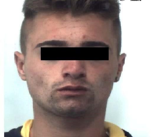 Taranto - Arrestato "topo" d'appartamento:su facebook il selfie con gli stessi abiti indossati durante il furto