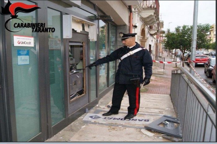 Taranto - Tentano il furto facendo esplodere il bancomat