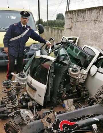 Taranto - Pezzi di ricambio per automobili nel furgone, denunciati per ricettazione 2 giovani