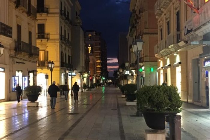 Taranto, luminarie natalizie - Il sindaco Stefàno ai cittadini:  contribuite con i vostri addobbi